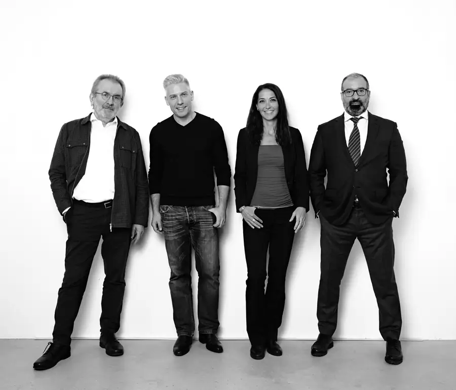 Gruppenfoto Ans Licht! Vereinsvorstand (v. l. n. r.): Fritz Hausjell, Julian Hessenthaler, Ursula Bittner, Ramin Mirfakhrai